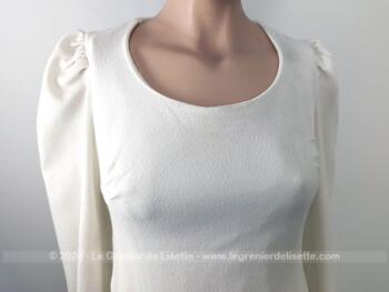 Taille 36,  voici un modèle vraiment vintage avec cette belle robe de mariée fait main, entièrement doublée, cintrée à la taille et forme tulipe au bas réalisée dans un tissus mélangé tout doux légèrement extensible. Année 60/70.