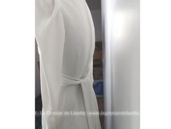 Taille 36,  voici un modèle vraiment vintage avec cette belle robe de mariée fait main, entièrement doublée, cintrée à la taille et forme tulipe au bas réalisée dans un tissus mélangé tout doux légèrement extensible. Année 60/70.