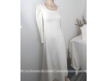 Taille 36,  voici un modèle vraiment vintage avec cette belle robe de mariée fait main, entièrement doublée, cintrée à la taille et forme tulipe au bas réalisée dans un tissus mélangé tout doux légèrement extensible. Année 60/70.