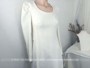 Taille 36,  voici un modèle vraiment vintage avec cette belle robe de mariée fait main, entièrement doublée, cintrée à la taille et forme tulipe au bas réalisée dans un tissus mélangé tout doux légèrement extensible. Année 60/70.