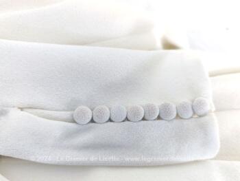 Taille 36,  voici un modèle vraiment vintage avec cette belle robe de mariée fait main, entièrement doublée, cintrée à la taille et forme tulipe au bas réalisée dans un tissus mélangé tout doux légèrement extensible. Année 60/70.