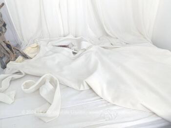 Taille 36,  voici un modèle vraiment vintage avec cette belle robe de mariée fait main, entièrement doublée, cintrée à la taille et forme tulipe au bas réalisée dans un tissus mélangé tout doux légèrement extensible. Année 60/70.