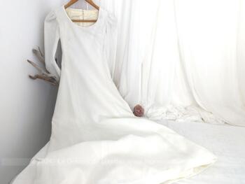 Taille 36,  voici un modèle vraiment vintage avec cette belle robe de mariée fait main, entièrement doublée, cintrée à la taille et forme tulipe au bas réalisée dans un tissus mélangé tout doux légèrement extensible. Année 60/70.