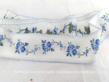 Voici sur 6.5 x 165 cm, un galon en coton blanc, décoré d'une guirlande de fleurs bleues brodée avec une fine bordure brodée en haut et en bas. Pour de belles créations.