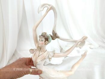 Sur 50 cm de haut et 40 cm de large et posée sur un socle en bois, voici une belle statuette en résine, représentant une danseuse exécutant un grand jeté mettant en valeur le voile de sa robe et celui de son étole. Superbe !