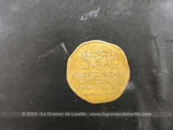 Sur 27 x 21 cm, voici un incroyable dessin de 9 x 14 cm datant du XIX°,  signé et portant au dos l'estampillé 