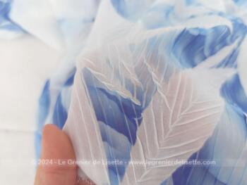 Coupon de tissus d'habillement de 150 x 300 cm, en viscose et polyester avec sur un fond blanc décoré de formes plissées, des motifs bleus géométriques et aléatoires. Vraiment beau et très aérien.