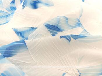 Coupon de tissus d'habillement de 150 x 300 cm, en viscose et polyester avec sur un fond blanc décoré de formes plissées, des motifs bleus géométriques et aléatoires. Vraiment beau et très aérien.