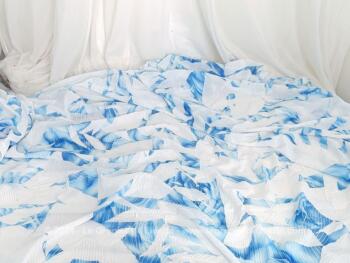 Coupon de tissus d'habillement de 150 x 300 cm, en viscose et polyester avec sur un fond blanc décoré de formes plissées, des motifs bleus géométriques et aléatoires. Vraiment beau et très aérien.