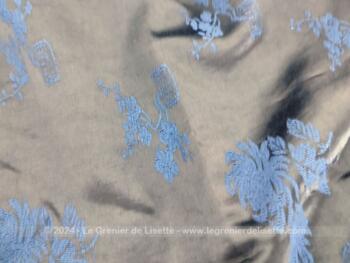 Coupon tissus satiné marron foncé décors fleurs bleu lavande – Image 4