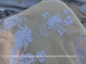 Coupon tissus satiné marron foncé décors fleurs bleu lavande – Image 2