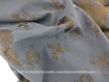 Sur 135 cm de long et 145 cm de large, voici un coupon de superbe tissus satiné marron chocolat noir aux reflets chatoyants et changeant et recouvert de dessins de fleurs couleur lavande. Pour des créations uniques.