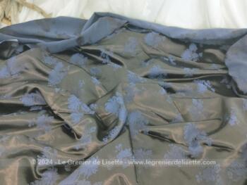 Sur 135 cm de long et 145 cm de large, voici un coupon de superbe tissus satiné marron chocolat noir aux reflets chatoyants et changeant et recouvert de dessins de fleurs couleur lavande. Pour des créations uniques.