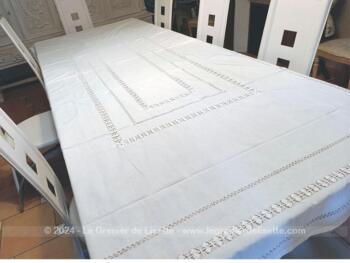 Sur 280 x 150, voici une superbe nappe rectangulaire réalisée à la main dans un beau drap de lin blanc dont la décoration se compose de larges jours travaillés pour former un quadrillage remarquable, sublime et surtout unique.