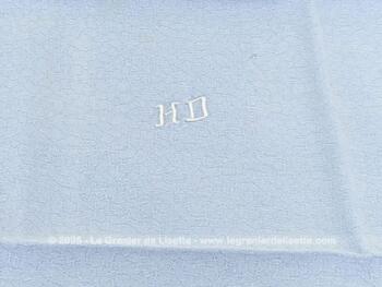 Sur 56 x 49 cm, voici un lot de 4 serviettes en coton damassé bleu pastel bordé tout autour d'un fin jour de Venise et les monogrammes HD  brodés au centre en fil blanc.