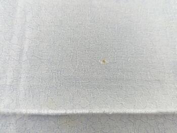 Sur 56 x 49 cm, voici un lot de 4 serviettes en coton damassé bleu pastel bordé tout autour d'un fin jour de Venise et les monogrammes HD  brodés au centre en fil blanc.