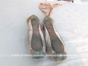 Voici un paire de ballerines rose usée par son travail de 