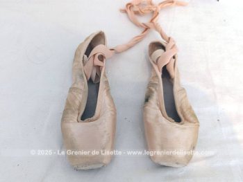 Voici un paire de ballerines rose usée par son travail de 