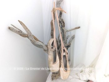 Voici un paire de ballerines rose usée par son travail de 