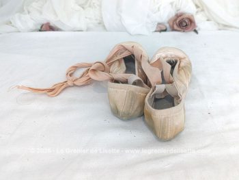 Voici un paire de ballerines rose usée par son travail de 