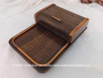 Beau distributeur, boite à cigarettes en bois avec tiroir coulissant, 4 petits pieds ronds et une partie réceptacle. Dans le style vintage des années 70/80.