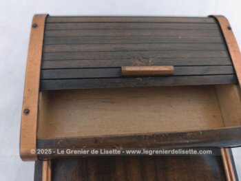 Beau distributeur, boite à cigarettes en bois avec tiroir coulissant, 4 petits pieds ronds et une partie réceptacle. Dans le style vintage des années 70/80.