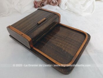 Beau distributeur, boite à cigarettes en bois avec tiroir coulissant, 4 petits pieds ronds et une partie réceptacle. Dans le style vintage des années 70/80.