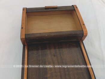 Beau distributeur, boite à cigarettes en bois avec tiroir coulissant, 4 petits pieds ronds et une partie réceptacle. Dans le style vintage des années 70/80.