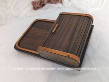 Beau distributeur, boite à cigarettes en bois avec tiroir coulissant, 4 petits pieds ronds et une partie réceptacle. Dans le style vintage des années 70/80.