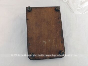 Beau distributeur, boite à cigarettes en bois avec tiroir coulissant, 4 petits pieds ronds et une partie réceptacle. Dans le style vintage des années 70/80.