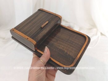 Beau distributeur, boite à cigarettes en bois avec tiroir coulissant, 4 petits pieds ronds et une partie réceptacle. Dans le style vintage des années 70/80.