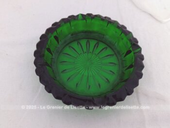 Voici un cendrier vintage rond en verre vert à facettes brillant comme du cristal de 15 cm de diamètre sur 3.5 cm de haut avec des facettes bien travaillées et ses 4 reposoirs à cigarettes. Très lumineux .