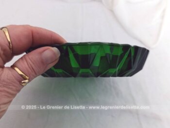 Voici un cendrier vintage rond en verre vert à facettes brillant comme du cristal de 15 cm de diamètre sur 3.5 cm de haut avec des facettes bien travaillées et ses 4 reposoirs à cigarettes. Très lumineux .