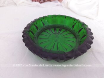 Voici un cendrier vintage rond en verre vert à facettes brillant comme du cristal de 15 cm de diamètre sur 3.5 cm de haut avec des facettes bien travaillées et ses 4 reposoirs à cigarettes. Très lumineux .