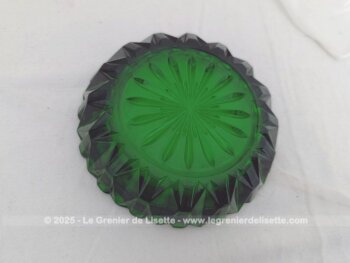 Voici un cendrier vintage rond en verre vert à facettes brillant comme du cristal de 15 cm de diamètre sur 3.5 cm de haut avec des facettes bien travaillées et ses 4 reposoirs à cigarettes. Très lumineux .