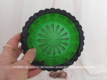 Voici un cendrier vintage rond en verre vert à facettes brillant comme du cristal de 15 cm de diamètre sur 3.5 cm de haut avec des facettes bien travaillées et ses 4 reposoirs à cigarettes. Très lumineux .