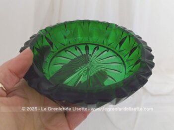 Voici un cendrier vintage rond en verre vert à facettes brillant comme du cristal de 15 cm de diamètre sur 3.5 cm de haut avec des facettes bien travaillées et ses 4 reposoirs à cigarettes. Très lumineux .