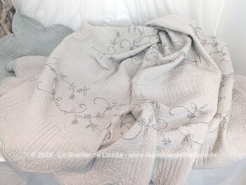 Voici un superbe couvre-lit en boutis matelassé de 265 x 210 cm avec une face unie gris souris et une face taupe avec des branches et volutes brodées. Beaucoup de charme et tendance shabby.