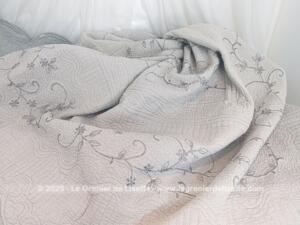 Superbe couvre-lit boutis matelassé gris et taupe et broderies