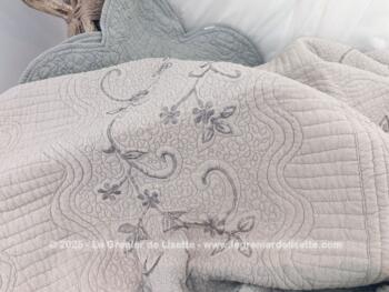 Voici un superbe couvre-lit en boutis matelassé de 265 x 210 cm avec une face unie gris souris et une face taupe avec des branches et volutes brodées. Beaucoup de charme et tendance shabby.
