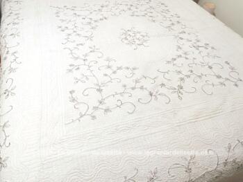 Voici un superbe couvre-lit en boutis matelassé de 265 x 210 cm avec une face unie gris souris et une face taupe avec des branches et volutes brodées. Beaucoup de charme et tendance shabby.