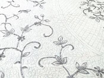 Voici un superbe couvre-lit en boutis matelassé de 265 x 210 cm avec une face unie gris souris et une face taupe avec des branches et volutes brodées. Beaucoup de charme et tendance shabby.