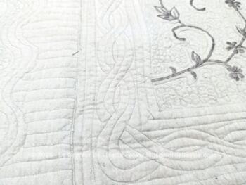 Voici un superbe couvre-lit en boutis matelassé de 265 x 210 cm avec une face unie gris souris et une face taupe avec des branches et volutes brodées. Beaucoup de charme et tendance shabby.