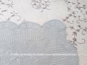 Superbe couvre-lit boutis matelassé gris et taupe et broderies