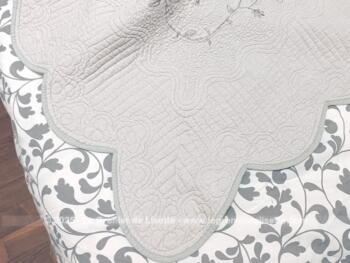 Voici un superbe couvre-lit en boutis matelassé de 265 x 210 cm avec une face unie gris souris et une face taupe avec des branches et volutes brodées. Beaucoup de charme et tendance shabby.