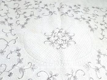 Voici un superbe couvre-lit en boutis matelassé de 265 x 210 cm avec une face unie gris souris et une face taupe avec des branches et volutes brodées. Beaucoup de charme et tendance shabby.