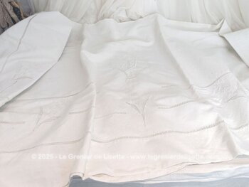 Coupon d'un ancien grand drap de lin de 205 x 320 cm avec un revers sublime composé d'un quadrillage de jours, des broderies , des broderies ajourées et des monogrammes incompréhensibles. Pièce unique.