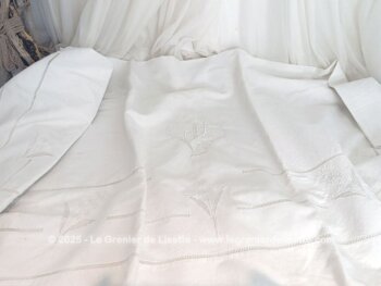 Coupon d'un ancien grand drap de lin de 205 x 320 cm avec un revers sublime composé d'un quadrillage de jours, des broderies , des broderies ajourées et des monogrammes incompréhensibles. Pièce unique.