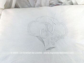 Coupon d'un ancien grand drap de lin de 205 x 320 cm avec un revers sublime composé d'un quadrillage de jours, des broderies , des broderies ajourées et des monogrammes incompréhensibles. Pièce unique.