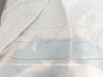 Coupon d'un ancien grand drap de lin de 205 x 320 cm avec un revers sublime composé d'un quadrillage de jours, des broderies , des broderies ajourées et des monogrammes incompréhensibles. Pièce unique.